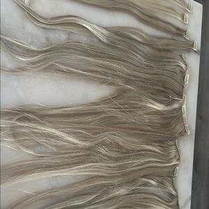 BELLAMI Magnifica 240g 24"
Platinum Blonde Ash Hair clip in hair Exten and bag